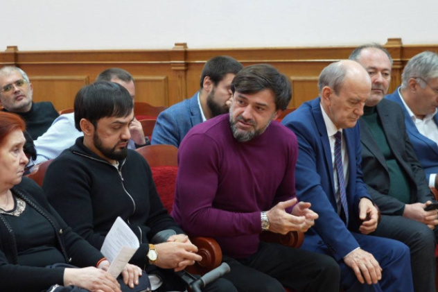 В режиме дискуссии: выступления докладчиков обсуждали остальные участники В режиме дискуссии: выступления докладчиков обсуждали остальные участники