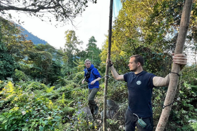 Виктория Грудинская и Антон Юрманов ставят сети для ловли птиц Виктория Грудинская и Антон Юрманов ставят сети для ловли птиц