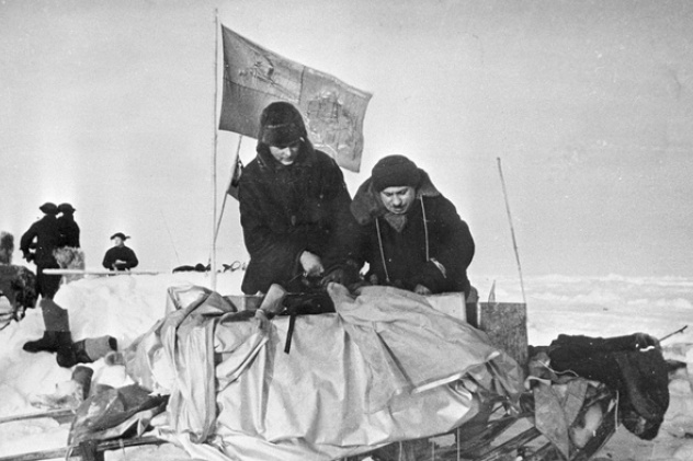 Папанин и Кренкель укладывают брезент при подготовке дрейфующей станции Папанин и Кренкель укладывают брезент при подготовке дрейфующей станции