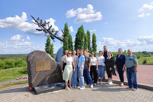 У памятника Журавли У памятника Журавли