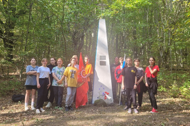 У памятника Джабадари и Галкину У памятника Джабадари и Галкину