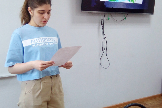 Старт Ночи географии. Одна из ведущих Алина Костеневич. В очном старте приняли участие студенты - географы и экологи