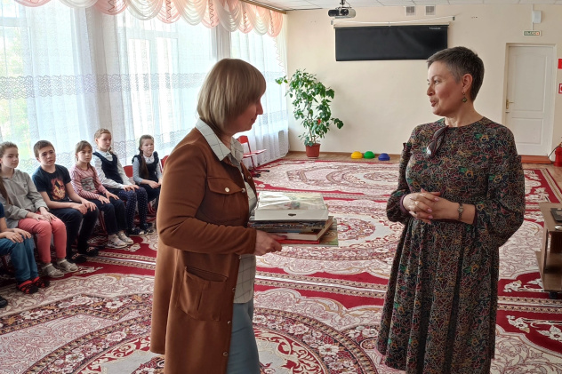 Передача подарков Русского географического общества Передача подарков Русского географического общества