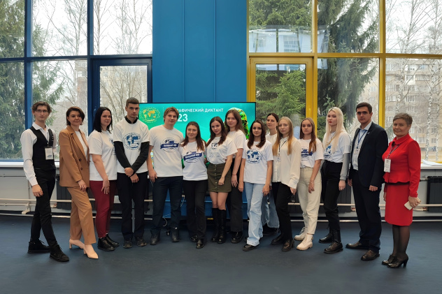 Организаторы и волонтеры Диктанкта на университетской площадке