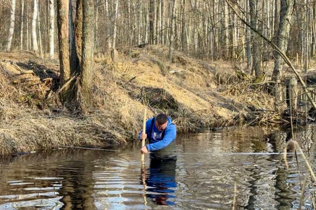 Измерение глубин в реке Измерение глубин в реке