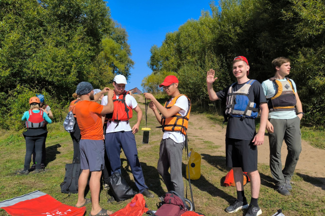 Участники сплава разбирают снаряжение Участники сплава разбирают снаряжение