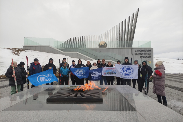 Участники пробега у Мемориала Строителям безмолвных рубежей Участники пробега у Мемориала Строителям безмолвных рубежей