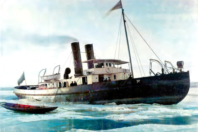 Осмотр "Саратовского ледокола" адмиралом флота С.О. Макаровым (на палубе крайний слева, в фуражке) 23 ноября 1897 г.