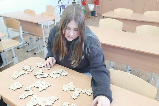 Участница чемпионата по сбору спилс-карт России и Курганской области из Канашской СОШ