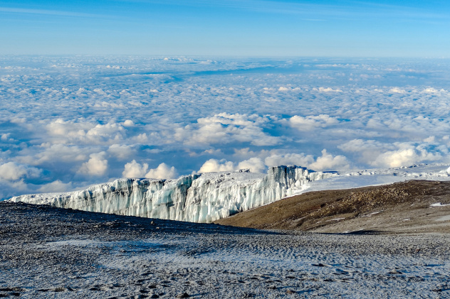 Ледник на склонах вулкана Килиманджаро, Танзания