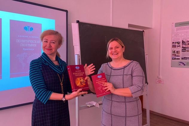 Лидия Жирнова передает учебные пособия ЦПАМО сотрудникам ЧГУ