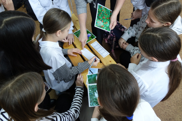 Школьники выполняют интерактивные задания 