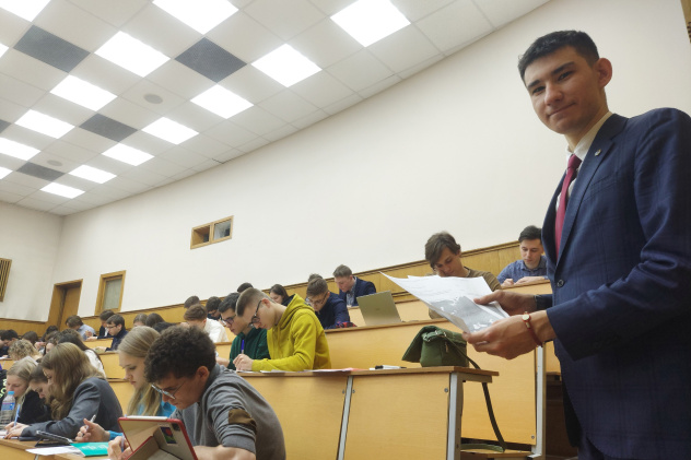 Назар Курбанов во время проведения исследования по восприятию границ между Западной и Восточной Европой Назар Курбанов во время проведения исследования по восприятию границ между Западной и Восточной Европой