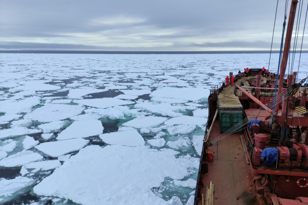Судно "Михаил Сомов" в Баренцевом море