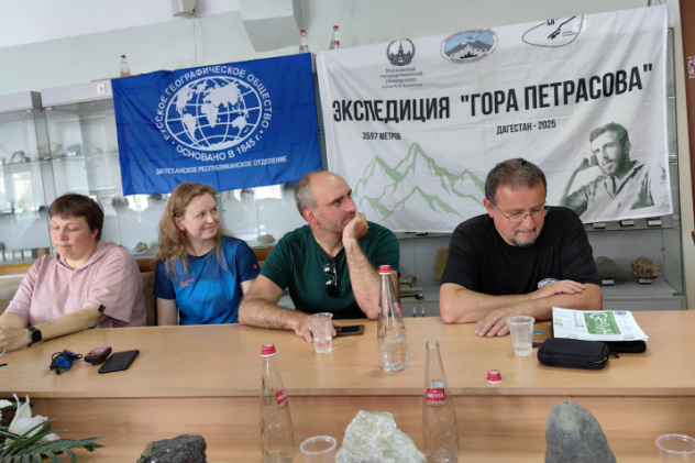 Члены экспедиции в Институте геологии ДФИЦ РАН