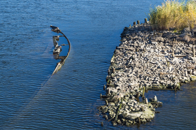 Затонувший у берега "Саратовский ледокол" в районе саратовского автодорожного моста через Волгу недалеко от берега Энгельса (22 октября 2023 г.)