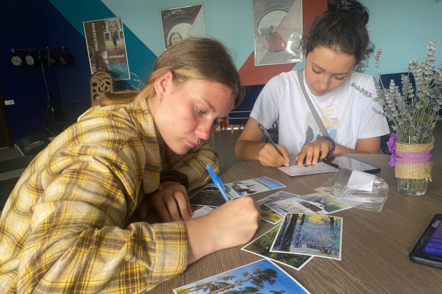 Активисты готовят открытки