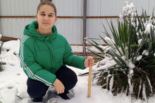 Илария Стройкина проводит наблюдение за снегом Илария Стройкина проводит наблюдение за снегом