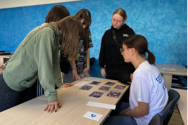 Участники квеста изучают спутниковые снимки