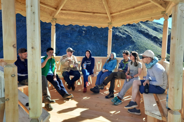 Участники Эковолонтерской школы "Сайлюгем-Кенозерье" в беседке, которую они построили совместно с сотрудниками парка