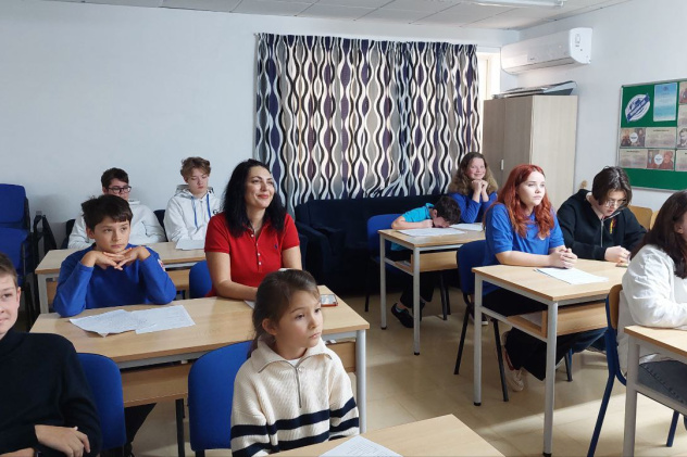 Участники МК РГО Malta Crown проводят телемост с учениками азербайджанской школы.