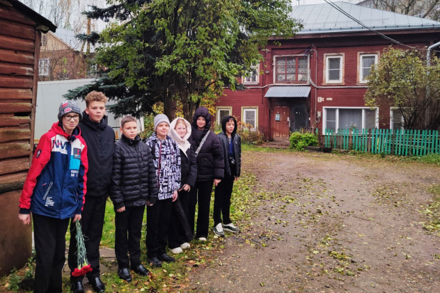 Группа активистов у дома, где жил А. Лебедев, на улице Сенной Группа активистов у дома, где жил А. Лебедев, на улице Сенной