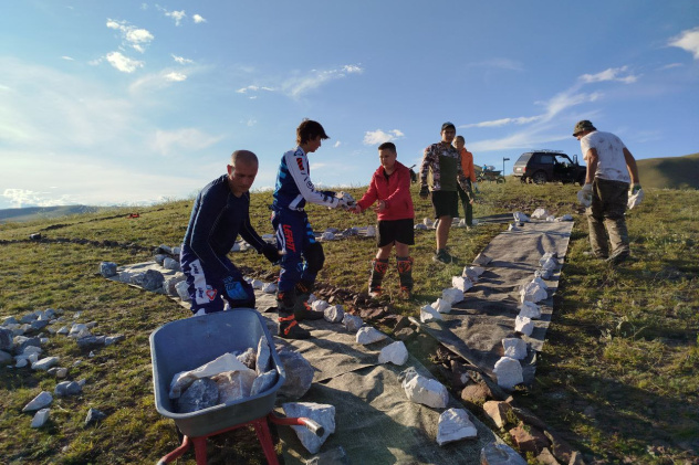 Помощь добровольцев в выкладке геоглифа Помощь добровольцев в выкладке геоглифа