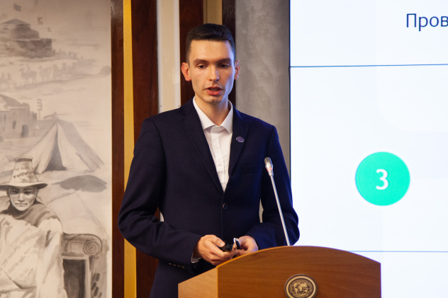 Артемий Прямицын во время презентации проекта Артемий Прямицын во время презентации проекта