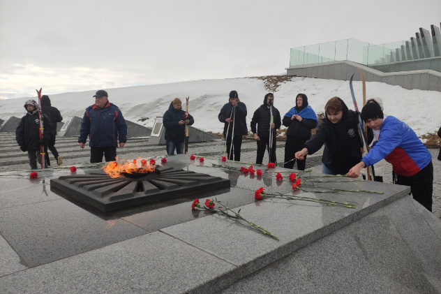 Возложение цветок к Вечному огню Мемориала Строителям безмолвных рубежей Возложение цветок к Вечному огню Мемориала Строителям безмолвных рубежей