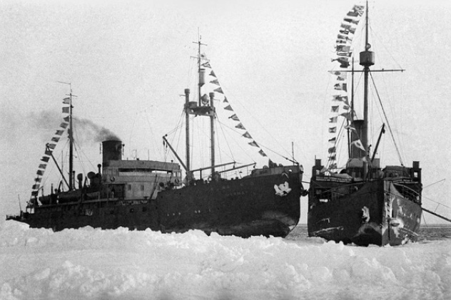 Ледоколы "Мурман" и "Таймыр" подходят к станции Ледоколы "Мурман" и "Таймыр" подходят к станции