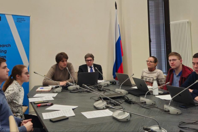 Представители клуба на площадке в Институте международных исследований МГИМО