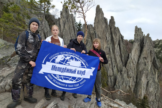 Активисты Молодёжного клуба на вершине Двуглавой сопки