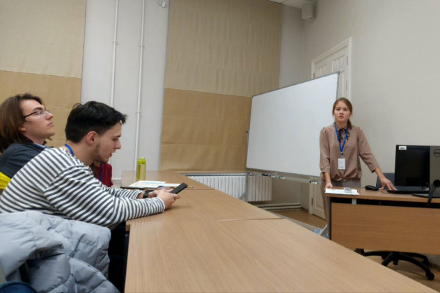 Активистка клуба Катя Якушева представляет свой доклад