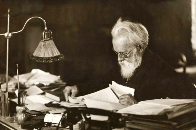 Вернадскому Владимиру Ивановичу посвящается