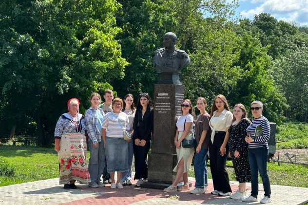 У памятника Алексею Воейкову