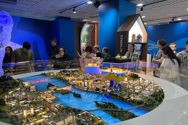 Участники экскурсии на выставке Участники экскурсии на выставке