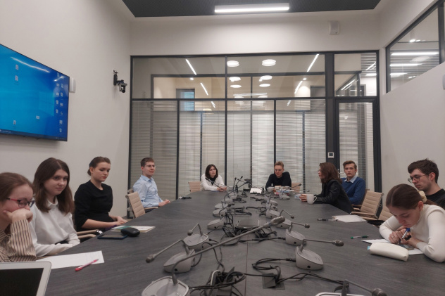 Активисты клуба во время собрания Активисты клуба во время собрания