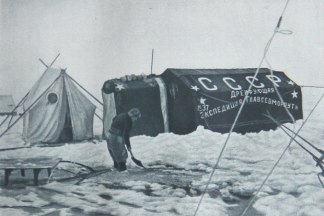 Папанин подсыпает снежный вал к стенкам палатки Папанин подсыпает снежный вал к стенкам палатки