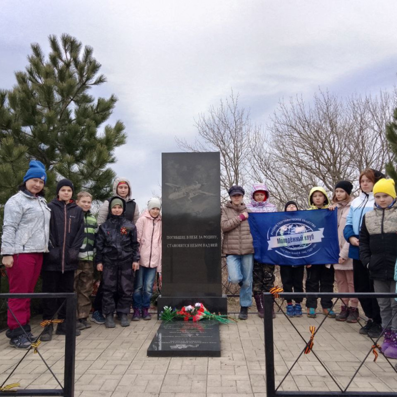 У памятника на вершине горы Собер-Баш У памятника на вершине горы Собер-Баш