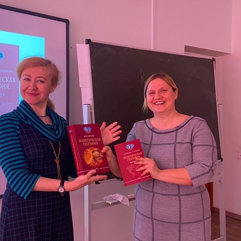 Лидия Жирнова передает учебные пособия ЦПАМО сотрудникам ЧГУ Лидия Жирнова передает учебные пособия ЦПАМО сотрудникам ЧГУ