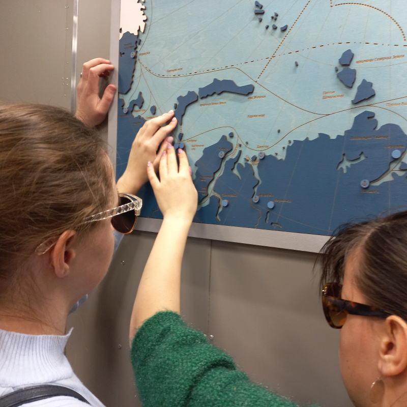 Северный Морской Путь на кончиках пальцев Две незрячие девушки тактильно изучают макет Северного морского пути