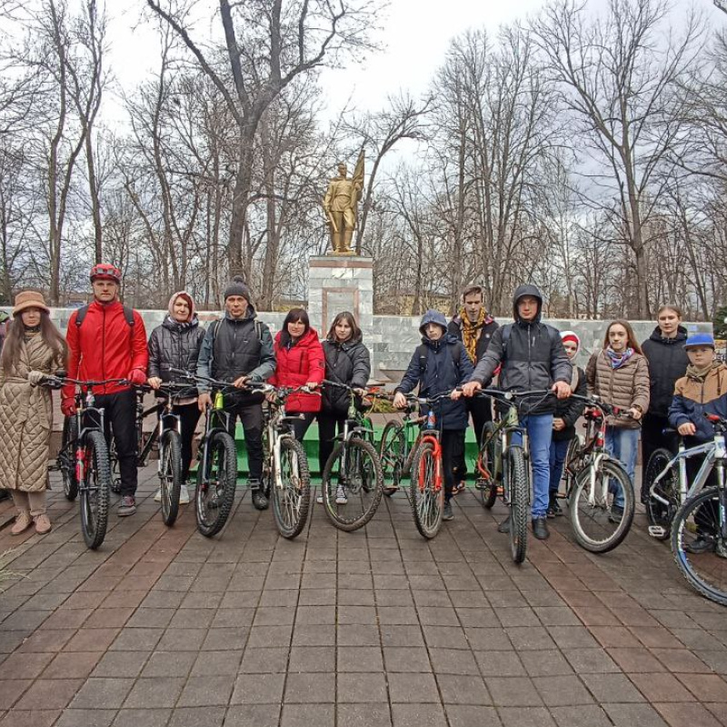Участники велопробега на мемориале Участники велопробега на мемориале