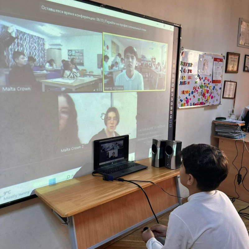 Участники МК РГО Malta Crown проводят телемост с учениками азербайджанской школы. Участники МК РГО Malta Crown проводят телемост с учениками азербайджанской школы.