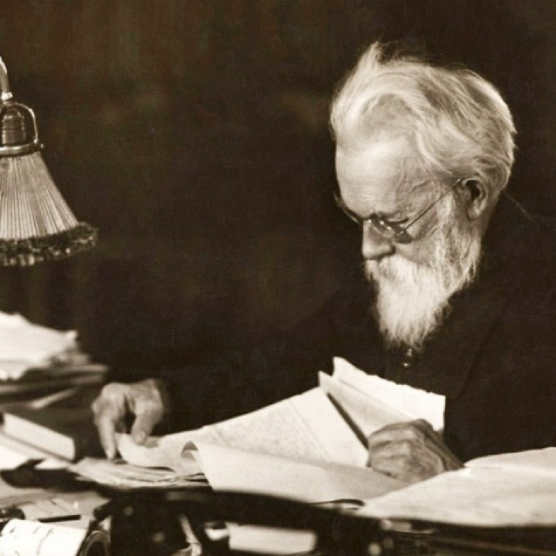 Вернадский за работой