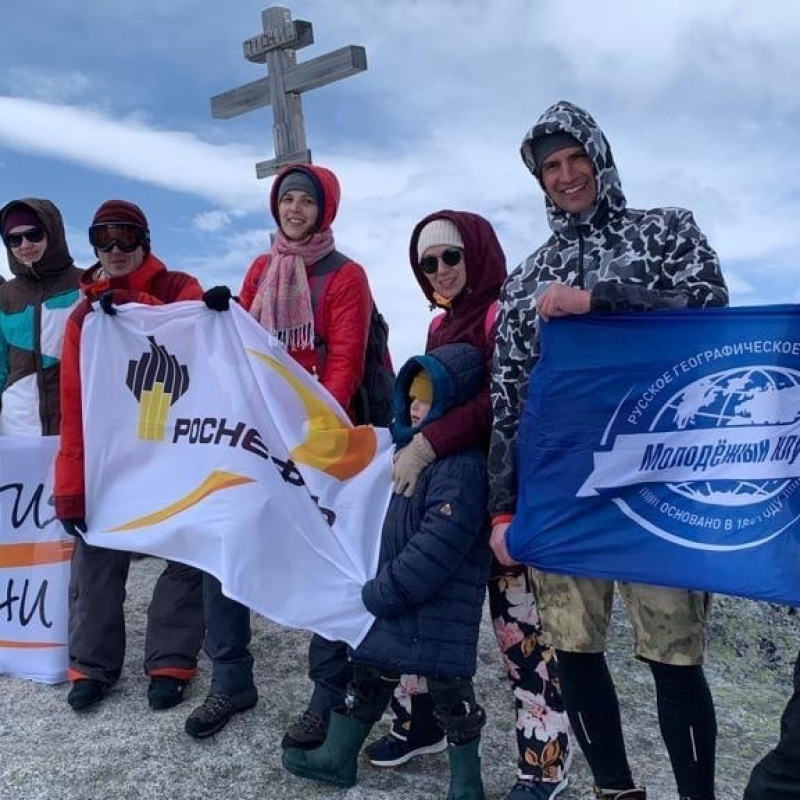 Участники восхождения на вершине Хулугайша и видом на оз. Хубсугул Участники восхождения на вершине Хулугайша и видом на оз. Хубсугул