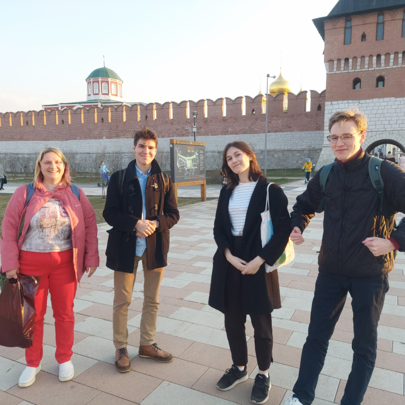 На фоне Тульского кремля На фоне Тульского кремля