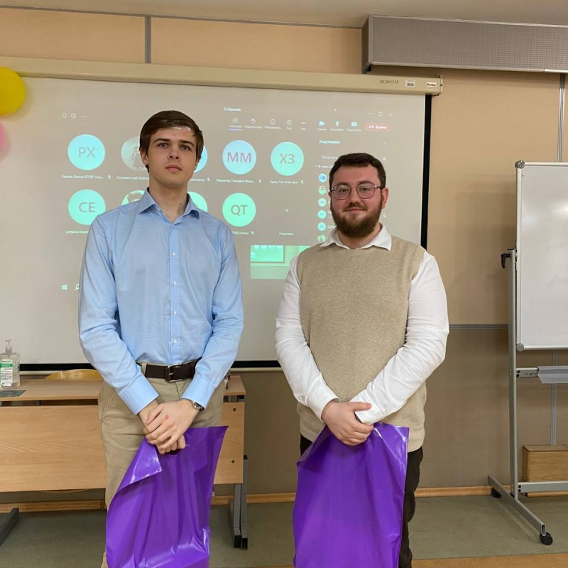 Арсений Чугин (слева) после выступления на конференции Арсений Чугин (слева) после выступления на конференции