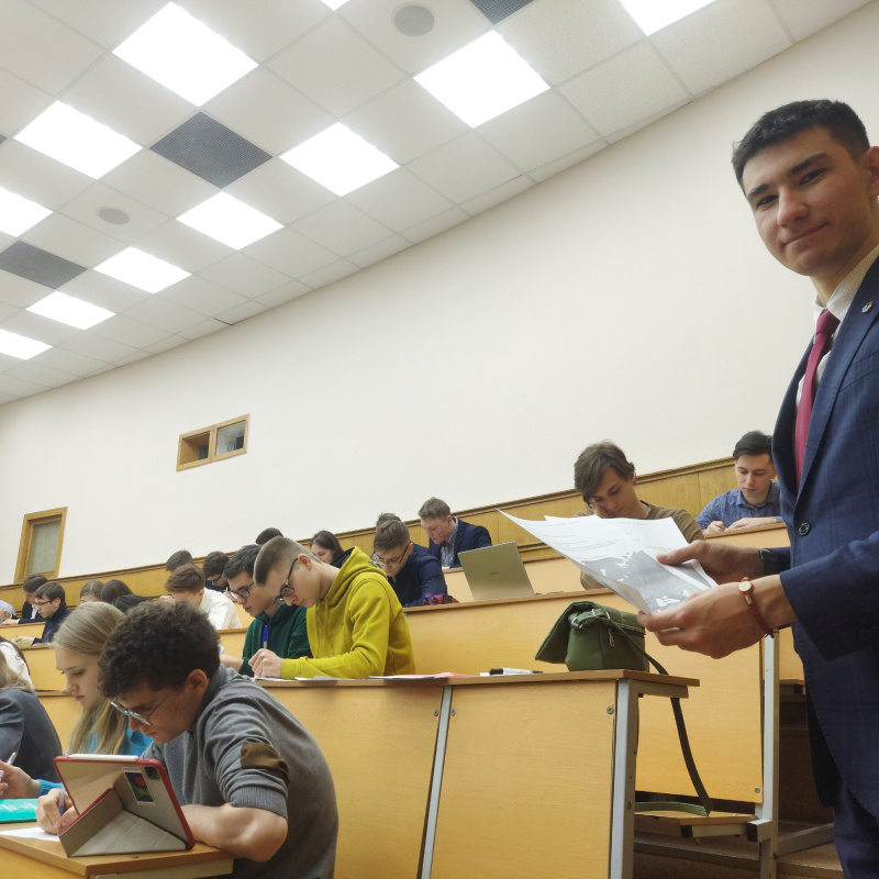 Назар Курбанов во время проведения исследования по восприятию границ между Западной и Восточной Европой Назар Курбанов во время проведения исследования по восприятию границ в Европе