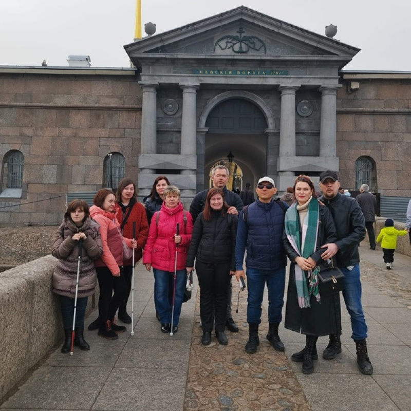 Групповое фото незрячих реабилитантов СПб ГБУ ЦМСРдИЗ и волонтёров 