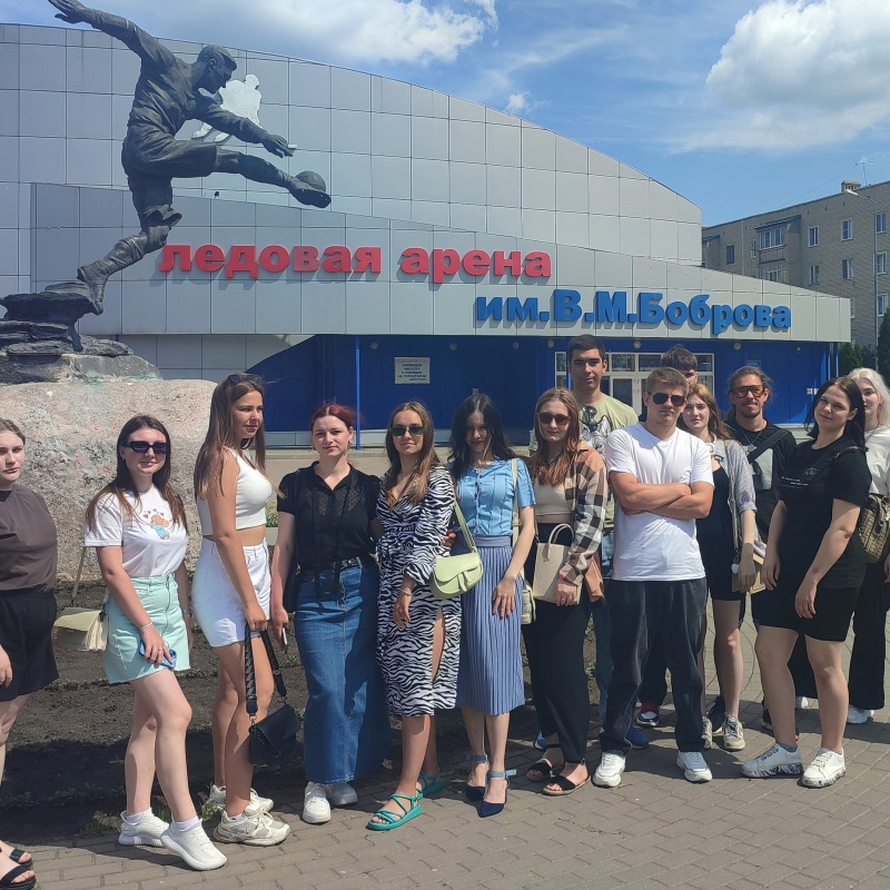 У Ледовой арены имени Всеволода Боброва У Ледовой арены имени Всеволода Боброва